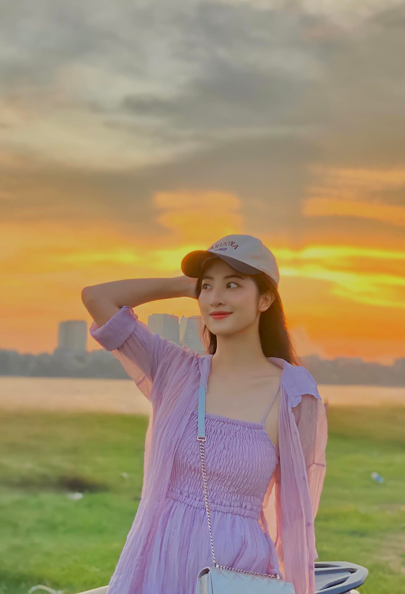 Nữ diễn viên chia sẻ: “Phim chiếu mọi người nói tôi bên ngoài hiền lành mà lên phim đanh đá thế”. Cô nhận giữa mình và nhân vật có điểm chung duy nhất, đều là người trẻ với tinh thần cố gắng làm việc hết mình, luôn hướng về gia đình và mong muốn cuộc sống tốt đẹp hơn.