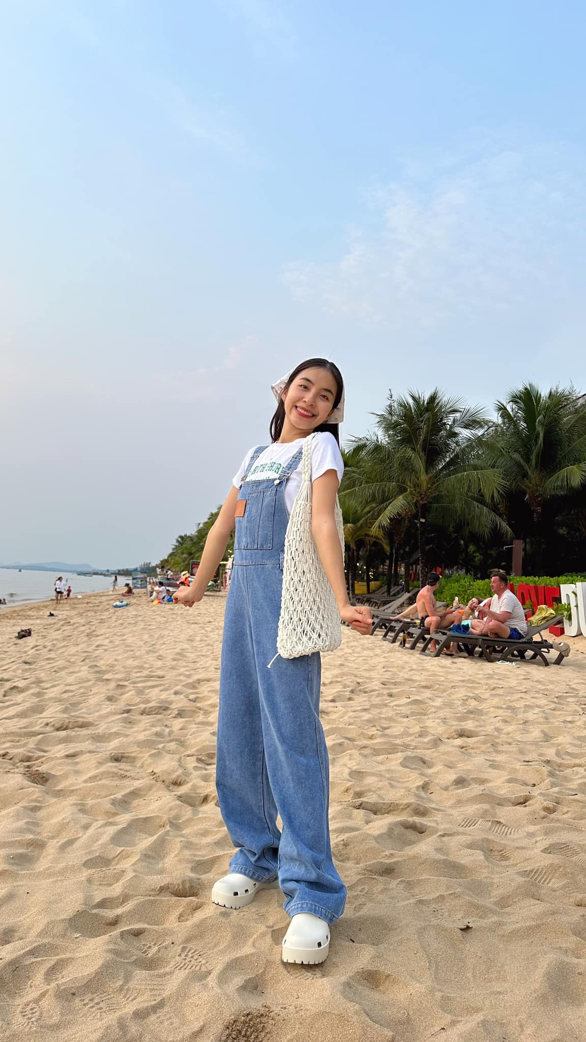 Để hóa thân thành nữ công nhân may thực thụ, Trần Vân học khóa dạy may cơ bản để biết đường may thẳng và các bộ phận trên máy, khi quay không bị lóng ngóng.