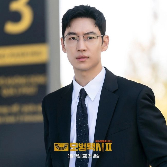 Diễn xuất của Lee Je Hoon được đánh giá tốt, đa dạng. Nhiều khán giả nhận thấy sự xuất sắc của tài tử khi điều chỉnh tông giọng tạo nên sự khác biệt, giúp khán giả phân biệt rõ ràng từng vai diễn của anh như Taxi Driver, Move to heaven, Signal. Ảnh: NSX.