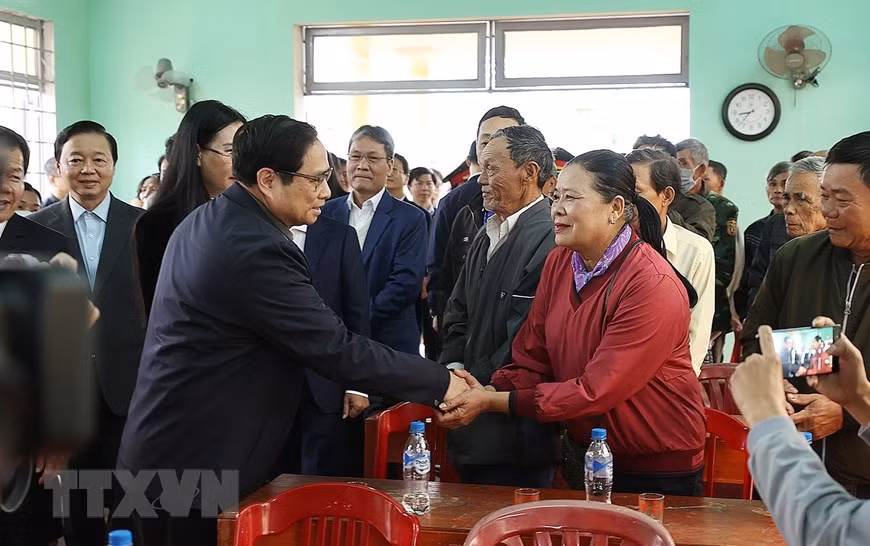 Thủ tướng Phạm Minh Chính đến thăm, động viên các hộ dân phải di dời để giải phóng mặt bằng cho tuyến cao tốc Bắc Nam phía Đông. (Ảnh: Dương Giang/TTXVN)