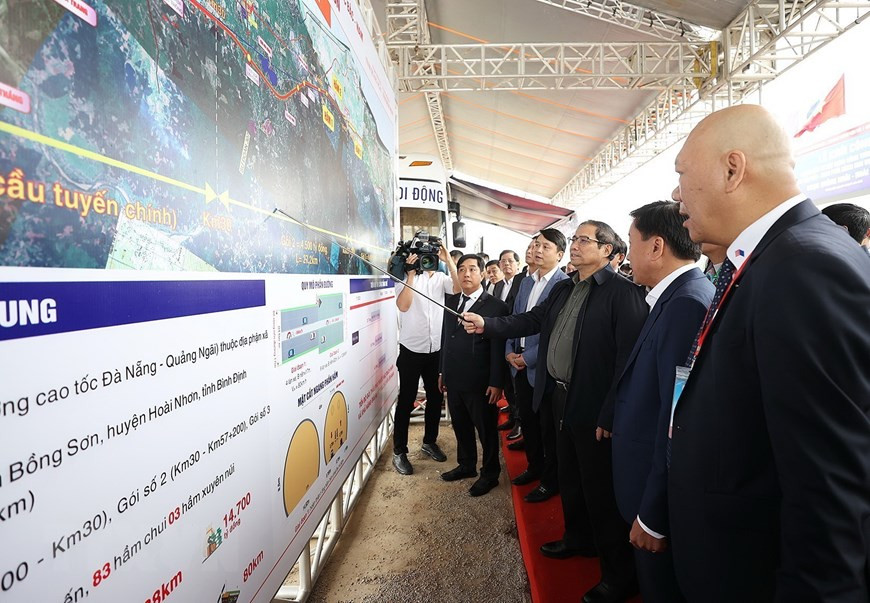 Thủ tướng Phạm Minh Chính nghe báo cáo dự án đường bộ cao tốc Bắc-Nam phía Đông đoạn Quảng Ngãi-Hoài Nhơn. (Ảnh: Dương Giang/TTXVN) Thủ tướng Phạm Minh Chính nghe báo cáo dự án đường bộ cao tốc Bắc-Nam phía Đông đoạn Quảng Ngãi-Hoài Nhơn. (Ảnh: Dương Giang/TTXVN)