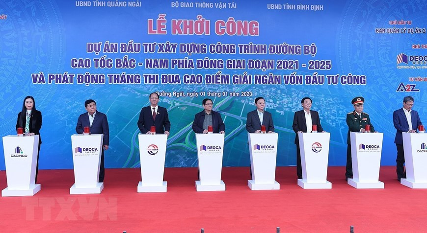 Thủ tướng Phạm Minh Chính và các đại biểu bộ, ngành, địa phương thực hiện nghi thức khởi công dự án đường bộ cao tốc Bắc-Nam phía Đông đoạn Quảng Ngãi-Hoài Nhơn. (Ảnh: Dương Giang/TTXVN) Thủ tướng Phạm Minh Chính và các đại biểu bộ, ngành, địa phương thực hiện nghi thức khởi công dự án đường bộ cao tốc Bắc-Nam phía Đông đoạn Quảng Ngãi-Hoài Nhơn. (Ảnh: Dương Giang/TTXVN)