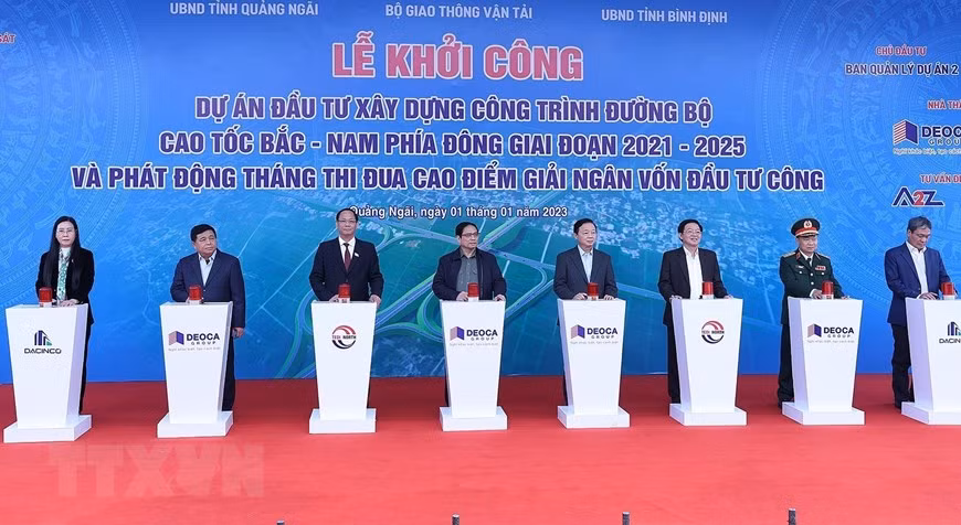 Thủ tướng Phạm Minh Chính và các đại biểu bộ, ngành, địa phương thực hiện nghi thức khởi công dự án đường bộ cao tốc Bắc-Nam phía Đông đoạn Quảng Ngãi-Hoài Nhơn. (Ảnh: Dương Giang/TTXVN)