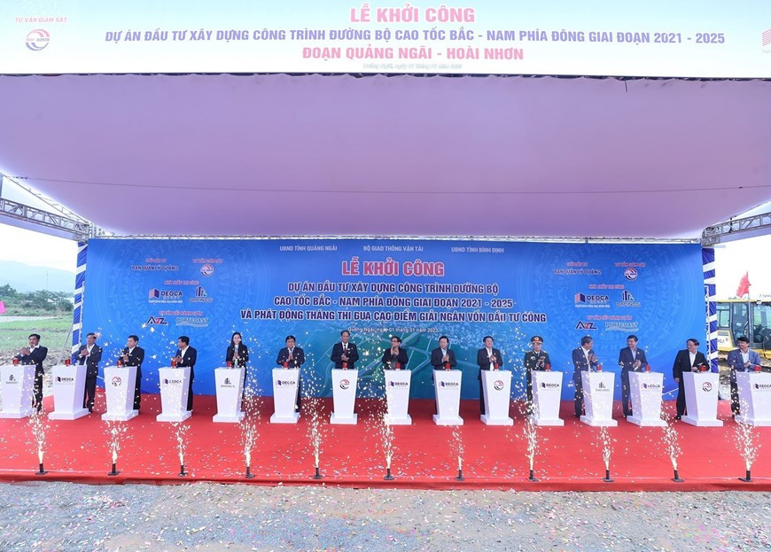 Thủ tướng Phạm Minh Chính và các đại biểu bộ, ngành, địa phương thực hiện nghi thức khởi công dự án đường bộ cao tốc Bắc-Nam phía Đông đoạn Quảng Ngãi-Hoài Nhơn. (Ảnh: Dương Giang/TTXVN) Thủ tướng Phạm Minh Chính và các đại biểu bộ, ngành, địa phương thực hiện nghi thức khởi công dự án đường bộ cao tốc Bắc-Nam phía Đông đoạn Quảng Ngãi-Hoài Nhơn. (Ảnh: Dương Giang/TTXVN)