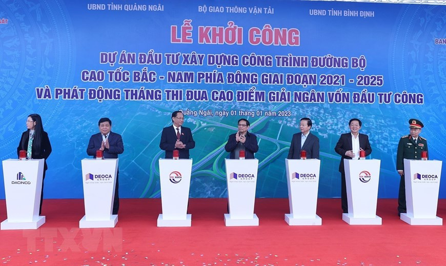 Thủ tướng Phạm Minh Chính và các đại biểu bộ, ngành, địa phương thực hiện nghi thức khởi công dự án đường bộ cao tốc Bắc-Nam phía Đông đoạn Quảng Ngãi-Hoài Nhơn. (Ảnh: Dương Giang/TTXVN) Thủ tướng Phạm Minh Chính và các đại biểu bộ, ngành, địa phương thực hiện nghi thức khởi công dự án đường bộ cao tốc Bắc-Nam phía Đông đoạn Quảng Ngãi-Hoài Nhơn. (Ảnh: Dương Giang/TTXVN)