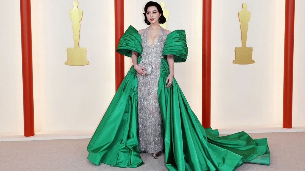 Phạm Băng Băng lộng lẫy tại thảm đỏ Oscar trong chiếc váy bạc xẻ sâu bạc kết hợp phần tay phồng ấn tượng. Ảnh: Getty.