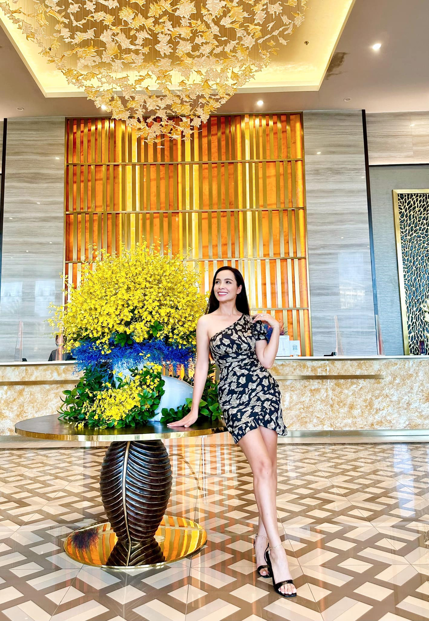 Thúy Hạnh tự tay chế biến món nhum biển nướng mỡ hành cho cả gia đình tại resort sang trọng ở Phú Quốc.