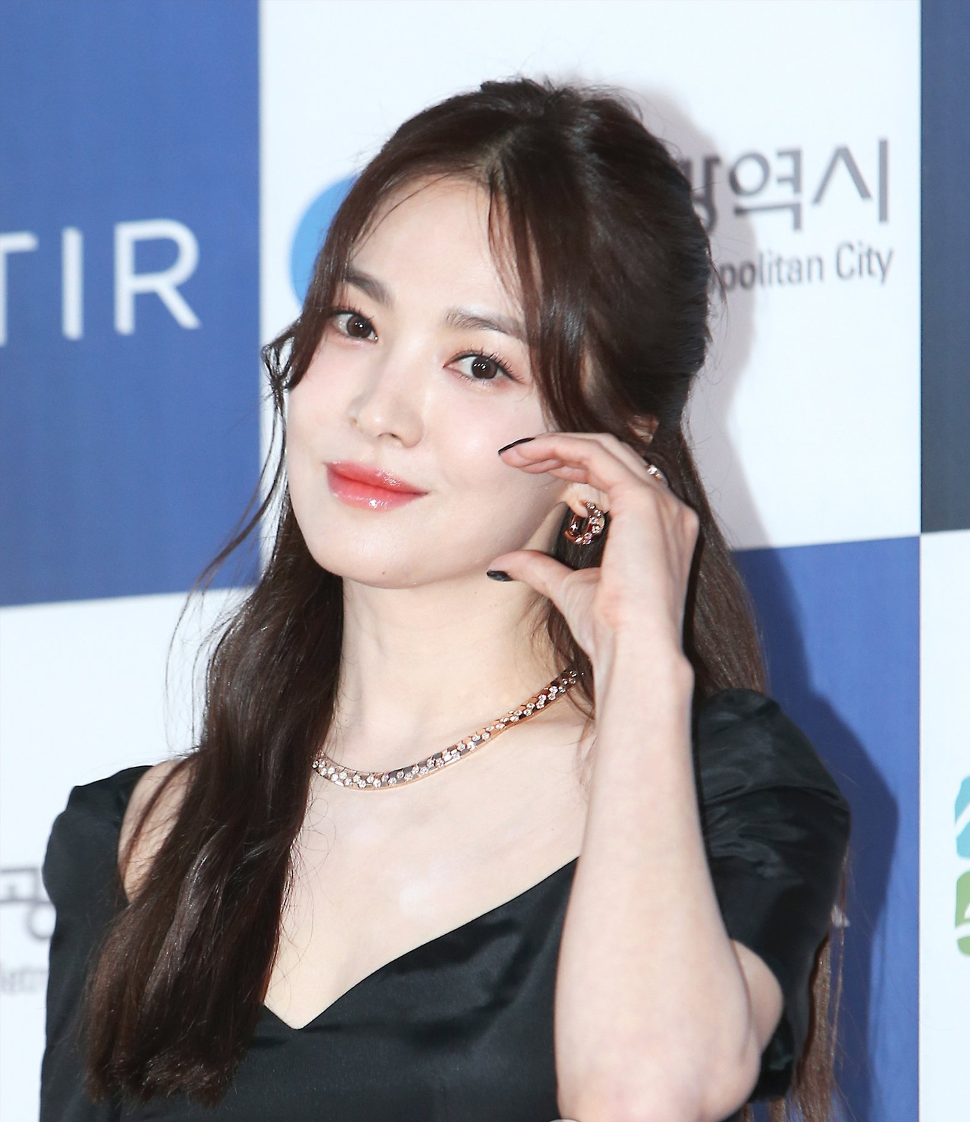 Song Hye Kyo thắng giải thưởng danh giá tại Rồng Xanh (Blue Dragon) 2023. Ảnh: SportsChosun. Song Hye Kyo thắng giải thưởng danh giá tại Rồng Xanh (Blue Dragon) 2023. Ảnh: SportsChosun.