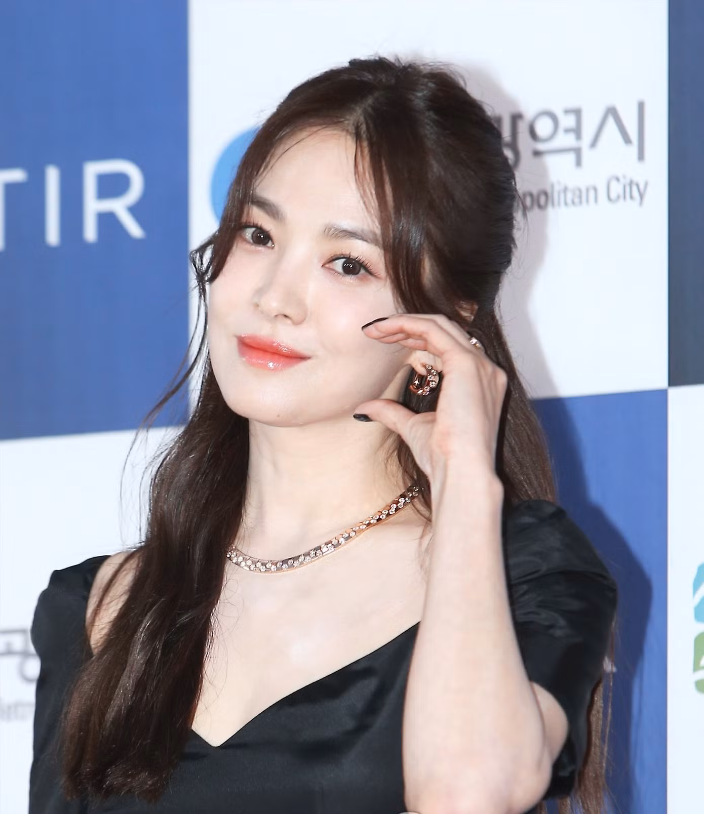 Song Hye Kyo thắng giải thưởng danh giá tại Rồng Xanh (Blue Dragon) 2023. Ảnh: SportsChosun.