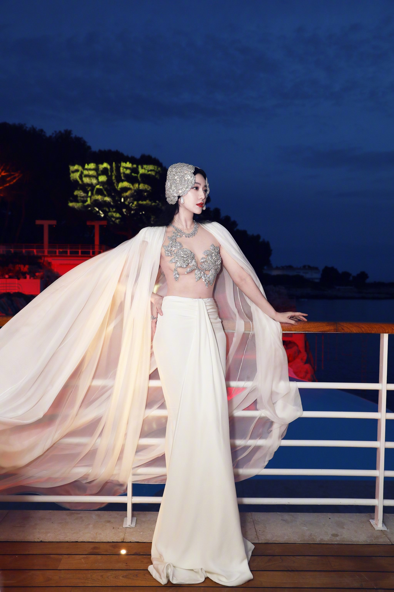 Dự tiệc tối Women&apos;s Stories trong khuôn khổ Liên hoan phim Cannes lần thứ 76 (viết tắt: LHP Cannes) tổ chức trên du thuyền, Phạm Băng Băng tiếp tục trở thành tâm điểm chú ý của truyền thông.