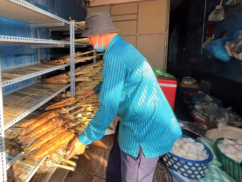 Cá lóc liên tục được mang ra bếp nướng.