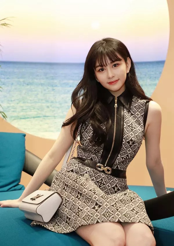 Trong bài phỏng vấn với tờ Prestige, Thẩm Nguyệt nói cô và các em chịu nhiều áp lực khi là con của ngôi sao nổi tiếng và doanh nhân giàu có. Trong trí nhớ của cô, luôn có giới săn tin bám theo, bố mẹ phải thuê vệ sĩ để bảo vệ sự riêng tư của các con. Thời đi học, cô tủi thân vì không có nhiều bạn bởi là con gái của diễn viên nổi tiếng. “Tôi sợ hãi bởi những tay săn ảnh luôn chờ sẵn ngoài trường học. Điều này khiến tôi khó chịu, tôi ghét sự chú ý đó và chỉ muốn trở thành đứa trẻ bình thường”. Trong bài phỏng vấn với tờ Prestige, Thẩm Nguyệt nói cô và các em chịu nhiều áp lực khi là con của ngôi sao nổi tiếng và doanh nhân giàu có. Trong trí nhớ của cô, luôn có giới săn tin bám theo, bố mẹ phải thuê vệ sĩ để bảo vệ sự riêng tư của các con. Thời đi học, cô tủi thân vì không có nhiều bạn bởi là con gái của diễn viên nổi tiếng. “Tôi sợ hãi bởi những tay săn ảnh luôn chờ sẵn ngoài trường học. Điều này khiến tôi khó chịu, tôi ghét sự chú ý đó và chỉ muốn trở thành đứa trẻ bình thường”.