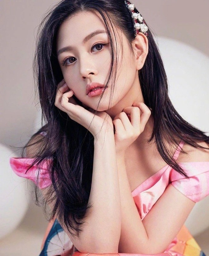 Thẩm Nguyệt, con gái đầu 22 tuổi của Khâu Thục Trinh được khán giả chú ý hơn cả nhờ thừa hưởng nhan sắc và khí chất của mẹ. Cô dấn thân vào giới giải trí với vai trò người mẫu trong show thời trang ở London, sau đó cô tham gia nhiều sự kiện cho các nhãn hàng lớn, trở thành khách VIP trong các tuần lễ thời trang. Thẩm Nguyệt, con gái đầu 22 tuổi của Khâu Thục Trinh được khán giả chú ý hơn cả nhờ thừa hưởng nhan sắc và khí chất của mẹ. Cô dấn thân vào giới giải trí với vai trò người mẫu trong show thời trang ở London, sau đó cô tham gia nhiều sự kiện cho các nhãn hàng lớn, trở thành khách VIP trong các tuần lễ thời trang.