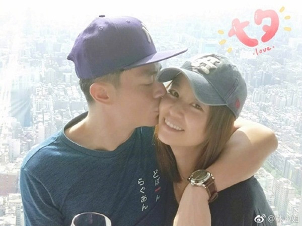 Cặp sao có cách đáp trả nhẹ nhàng với những tin ly hôn suốt nhiều năm qua. Ảnh: Weibo.