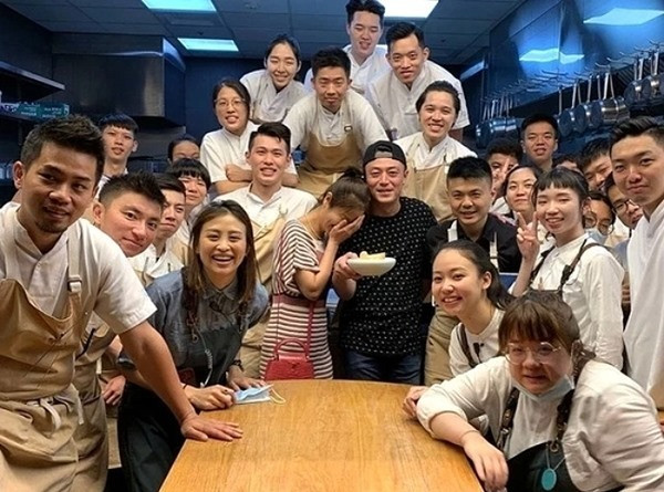 Cặp sao có cách đáp trả nhẹ nhàng với những tin ly hôn suốt nhiều năm qua. Ảnh: Weibo.