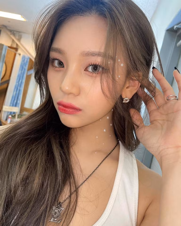 Nhiều cư dân mạng cho rằng gương mặt hiện tại của Umji đã qua phẫu thuật thẩm mỹ như gọt hàm, sửa mũi, nữ idol chưa lên tiếng về chuyện này. Nhiều cư dân mạng cho rằng gương mặt hiện tại của Umji đã qua phẫu thuật thẩm mỹ như gọt hàm, sửa mũi, nữ idol chưa lên tiếng về chuyện này.