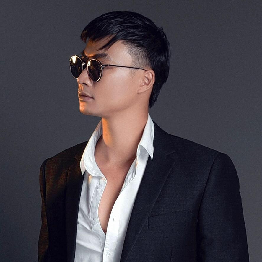 Diễn viên sinh năm 1989 chia sẻ ngoài đời anh là người hài hước, năng động, có phần giống với tính cách nhân vật Trung "trâu". Bản thân anh phải thay đổi khá nhiều để phù hợp vào những dạng vai mới. “Vai diễn nào cũng vậy, đều có đời sống và tính cách khác nhau. Mỗi nhân vật là một câu chuyện riêng, vì vậy tôi luôn phải học hỏi từ những người đi trước, quan sát thực tế ngoài cuộc sống xung quanh và vận dụng vào bản thân, nhập tâm vào nhân vật để sao cho sát với nhân vật của mình thể hiện nhất” – diễn viên từng bộc bạch. Diễn viên sinh năm 1989 chia sẻ ngoài đời anh là người hài hước, năng động, có phần giống với tính cách nhân vật Trung "trâu". Bản thân anh phải thay đổi khá nhiều để phù hợp vào những dạng vai mới. “Vai diễn nào cũng vậy, đều có đời sống và tính cách khác nhau. Mỗi nhân vật là một câu chuyện riêng, vì vậy tôi luôn phải học hỏi từ những người đi trước, quan sát thực tế ngoài cuộc sống xung quanh và vận dụng vào bản thân, nhập tâm vào nhân vật để sao cho sát với nhân vật của mình thể hiện nhất” – diễn viên từng bộc bạch.