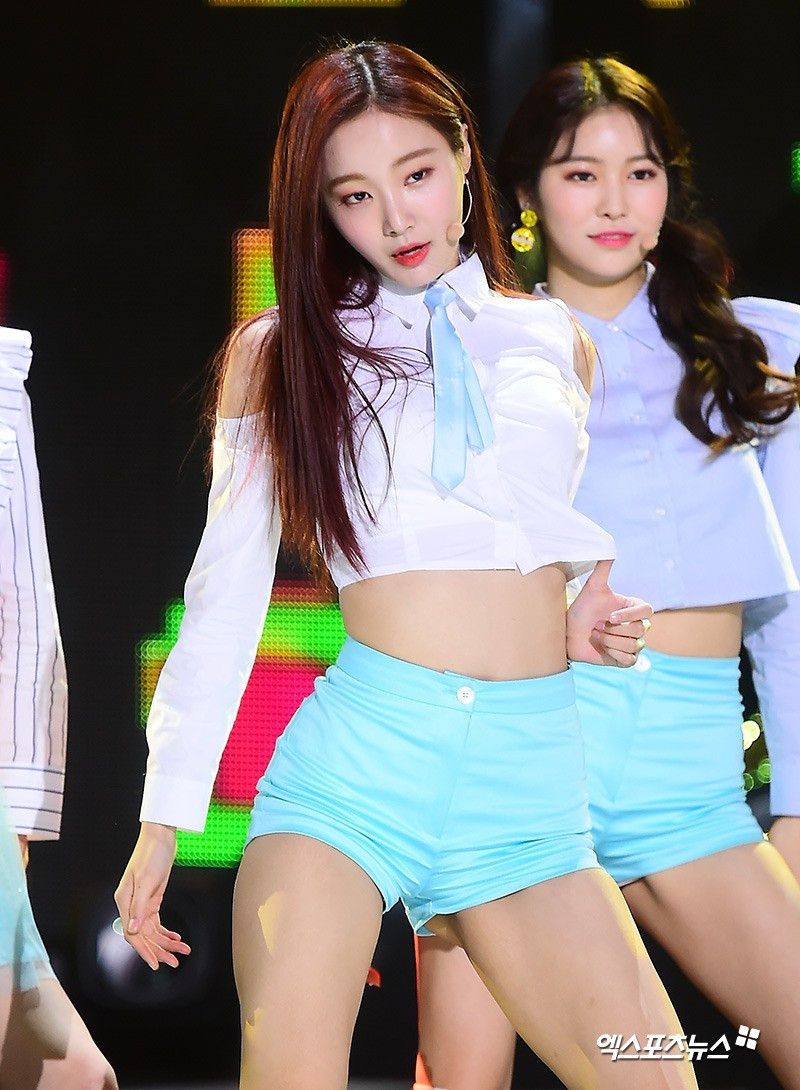 Một số thành viên nổi bật như Nancy, Yeonwoo diện quần ngắn hơn bình thường, ôm sát để lộ những phần cơ thể nhạy cảm. Đứng trên sân khấu, các thành viên vừa diễn vừa chỉnh trang phục. Người hâm mộ bức xúc khi stylist cố tình chọn những trang phục kiệm vải để thu hút sự chú ý.