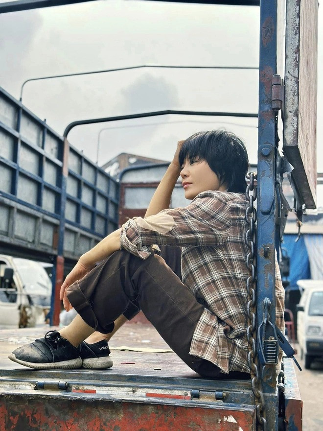 Diễn viên Thanh Hương tiếp tục có vai diễn nhận được nhiều lời khen ngợi của khán giả trong phim Cuộc đời vẫn đẹp sao. Nữ diễn viên vào vai Luyến, người phụ nữ lao động tay chân, sống khốn khó cùng mẹ chồng là bà Tình (NSƯT Thanh Quý) ở xóm chợ. Cô làm việc quần quật ngày đêm để trả khoản nợ cho người chồng tưởng như đã chết để lại. Sau 5 năm lao lực để rũ bỏ nợ nần, cô phát hiện chồng vẫn còn sống và đang hạnh phúc cùng người phụ nữ khác. Diễn viên Thanh Hương tiếp tục có vai diễn nhận được nhiều lời khen ngợi của khán giả trong phim Cuộc đời vẫn đẹp sao. Nữ diễn viên vào vai Luyến, người phụ nữ lao động tay chân, sống khốn khó cùng mẹ chồng là bà Tình (NSƯT Thanh Quý) ở xóm chợ. Cô làm việc quần quật ngày đêm để trả khoản nợ cho người chồng tưởng như đã chết để lại. Sau 5 năm lao lực để rũ bỏ nợ nần, cô phát hiện chồng vẫn còn sống và đang hạnh phúc cùng người phụ nữ khác.