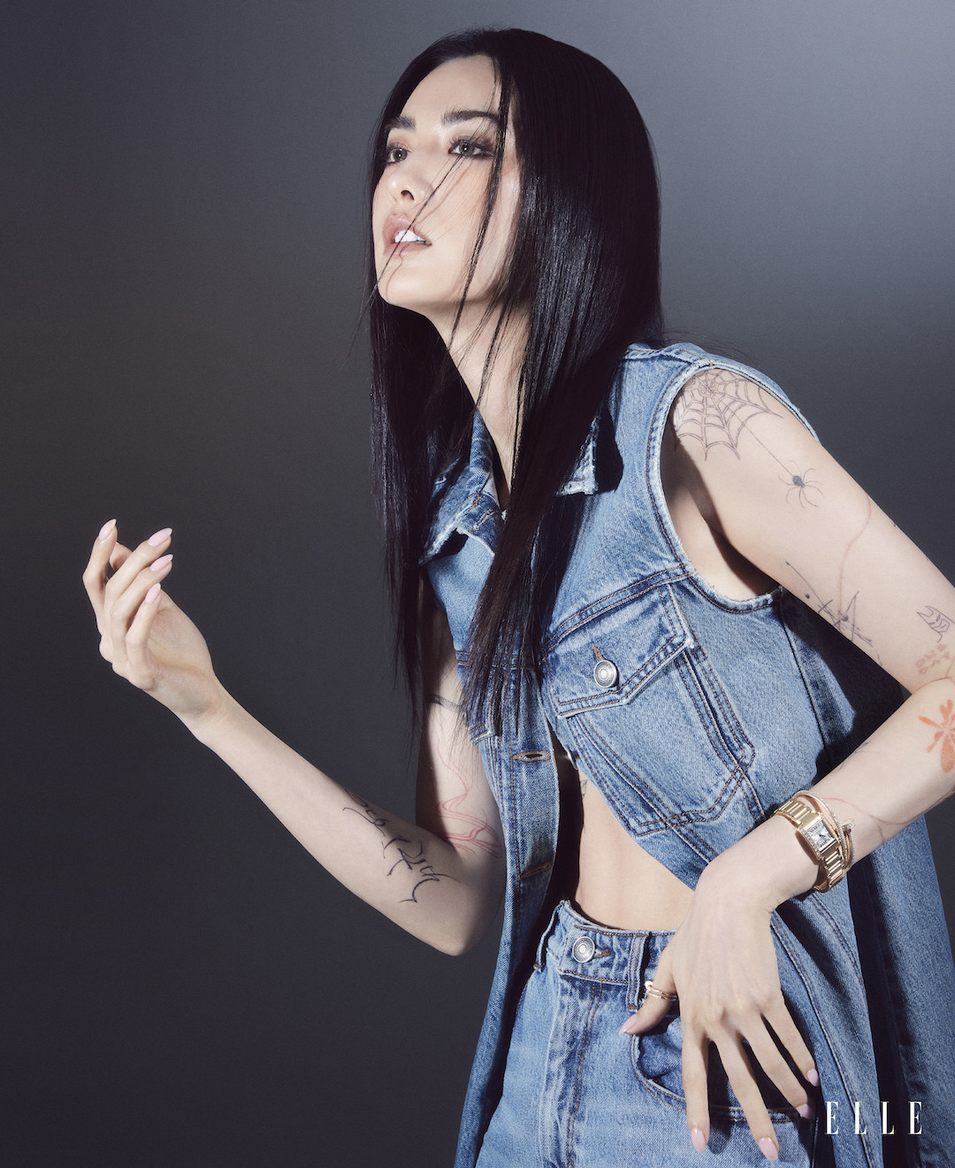 Mỹ nhân 31 tuổi cho rằng luyện tập tạo nên sự hoàn hảo, cô đầu tư vào việc điều tiết hơi thở, giọng nói, cảm xúc, nét mặt… 14 năm làm nghệ thuật, Elle gọi Nana là “tắc kè hoa” bởi cô biến hóa trong từng vai diễn, khi là Kim Dan - điều tra viên công ty luật trong Người vợ tốt , thám tử lạnh lùng trong Kill It, Goo Se Ra vui vẻ và mạnh mẽ trong Memorial, Kim Se Hee phức tạp phim Confession.