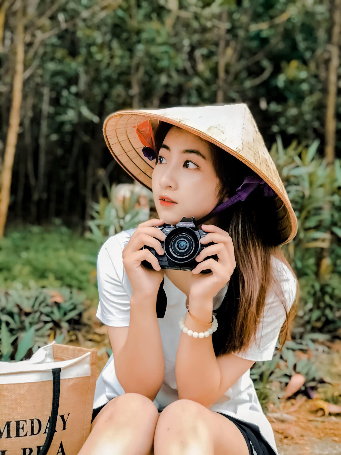 Linh Chi sinh năm 2000, tốt nghiệp Đại học Lao động – Xã hội, từng đoạt giải Hoa khôi Thanh niên thanh lịch TP. Thái Nguyên năm 2017. Làng trong phố là bộ phim truyền hình đầu tiên Linh Chi tham gia. Trước đó, cô chỉ đóng các vai nhỏ trong một số bộ phim sitcom… Nữ diễn viên chia sẻ cô nhận được lời mời casting và bất ngờ khi vượt qua vòng tuyển chọn.