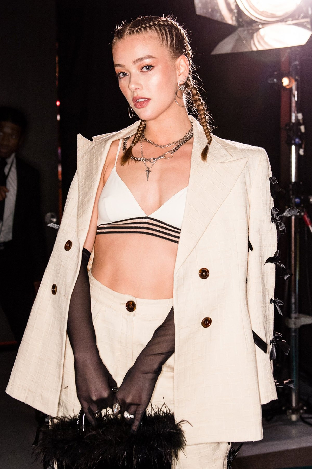 Ngoài đời, Jessica Alexander có thân hình thon gọn, cô thích diện các thiết kế bó sát, hở bạo, kết hợp nét cá tính và gợi cảm. Tủ đồ của người mẫu cao 1,68 m thường có gam màu tối, chất liệu dệt kim, vải xuyên thấu là những thiết kế nữ diễn viên yêu thích.