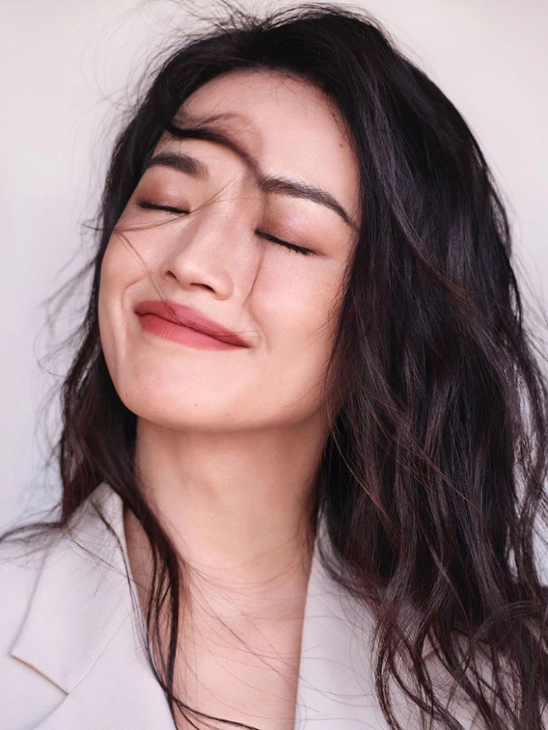 Kể từ năm 2021, Thư Kỳ tạm dừng nhận phim mới vì vấn đề sức khỏe. Cô tiết lộ mình phải chống chọi với tình trạng dị ứng trong nhiều năm qua và phải luôn mang theo thuốc, đồ bảo vệ da khi ra ngoài. Kể từ năm 2021, Thư Kỳ tạm dừng nhận phim mới vì vấn đề sức khỏe. Cô tiết lộ mình phải chống chọi với tình trạng dị ứng trong nhiều năm qua và phải luôn mang theo thuốc, đồ bảo vệ da khi ra ngoài.