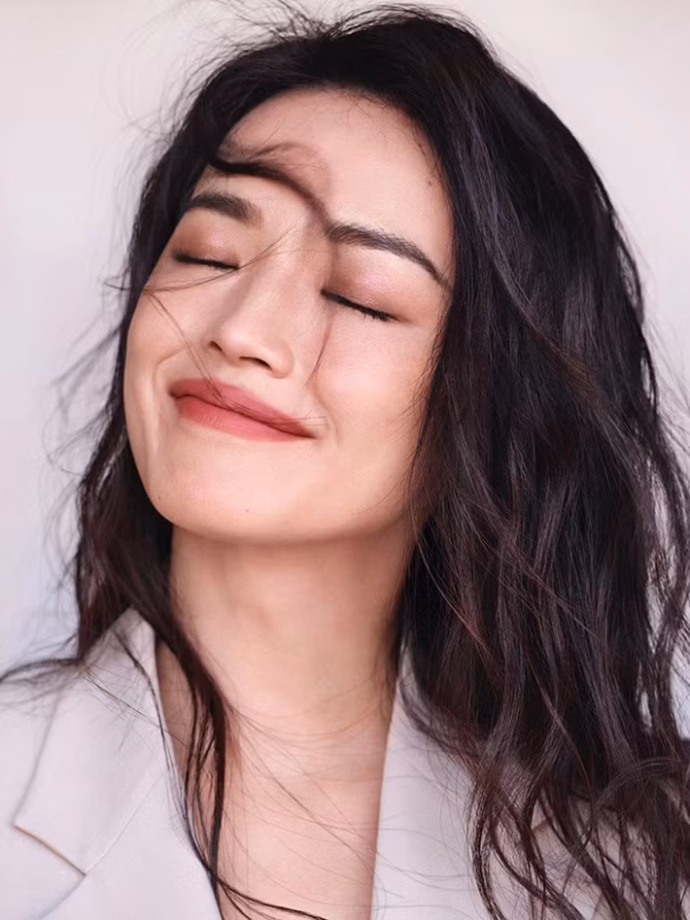 Kể từ năm 2021, Thư Kỳ tạm dừng nhận phim mới vì vấn đề sức khỏe. Cô tiết lộ mình phải chống chọi với tình trạng dị ứng trong nhiều năm qua và phải luôn mang theo thuốc, đồ bảo vệ da khi ra ngoài.