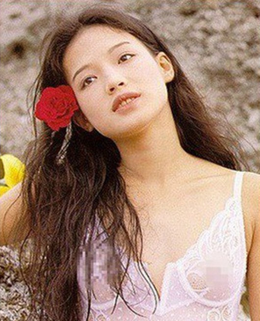 Trước khi thành ngôi sao hạng A, cô từng trải qua một quãng thời gian nổi loạn. Năm 19 tuổi, Thư Kỳ gây tiếng vang nhờ đóng phim cấp ba và được gọi là "nữ hoàng phim nóng" nổi tiếng nhất thời bấy giờ. “Năm đó tôi mới chỉ 17 tuổi, ngô nghê và không hề biết nên làm gì, cũng không biết sau này cái giá phải bù đắp cho sai lầm này lớn đến đâu”, nữ diễn viên trải lòng. Trước khi thành ngôi sao hạng A, cô từng trải qua một quãng thời gian nổi loạn. Năm 19 tuổi, Thư Kỳ gây tiếng vang nhờ đóng phim cấp ba và được gọi là "nữ hoàng phim nóng" nổi tiếng nhất thời bấy giờ. “Năm đó tôi mới chỉ 17 tuổi, ngô nghê và không hề biết nên làm gì, cũng không biết sau này cái giá phải bù đắp cho sai lầm này lớn đến đâu”, nữ diễn viên trải lòng.