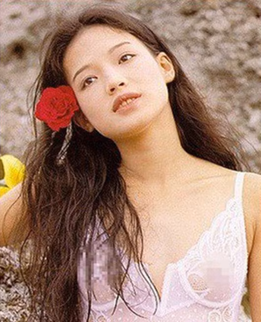 Trước khi thành ngôi sao hạng A, cô từng trải qua một quãng thời gian nổi loạn. Năm 19 tuổi, Thư Kỳ gây tiếng vang nhờ đóng phim cấp ba và được gọi là "nữ hoàng phim nóng" nổi tiếng nhất thời bấy giờ. “Năm đó tôi mới chỉ 17 tuổi, ngô nghê và không hề biết nên làm gì, cũng không biết sau này cái giá phải bù đắp cho sai lầm này lớn đến đâu”, nữ diễn viên trải lòng.