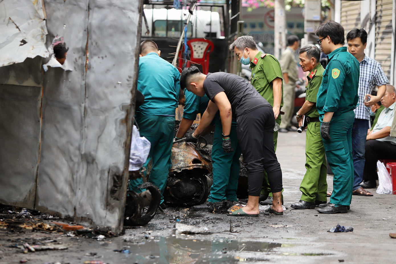 Nhiều giờ sau vụ hỏa hoạn, cảnh sát phong tỏa, khám nghiệm hiện trường, bảo vệ tài sản cho gia chủ. Công an, chính quyền phường Lộc Thọ hỗ trợ gia chủ đưa tài sản bị cháy ra ngoài.