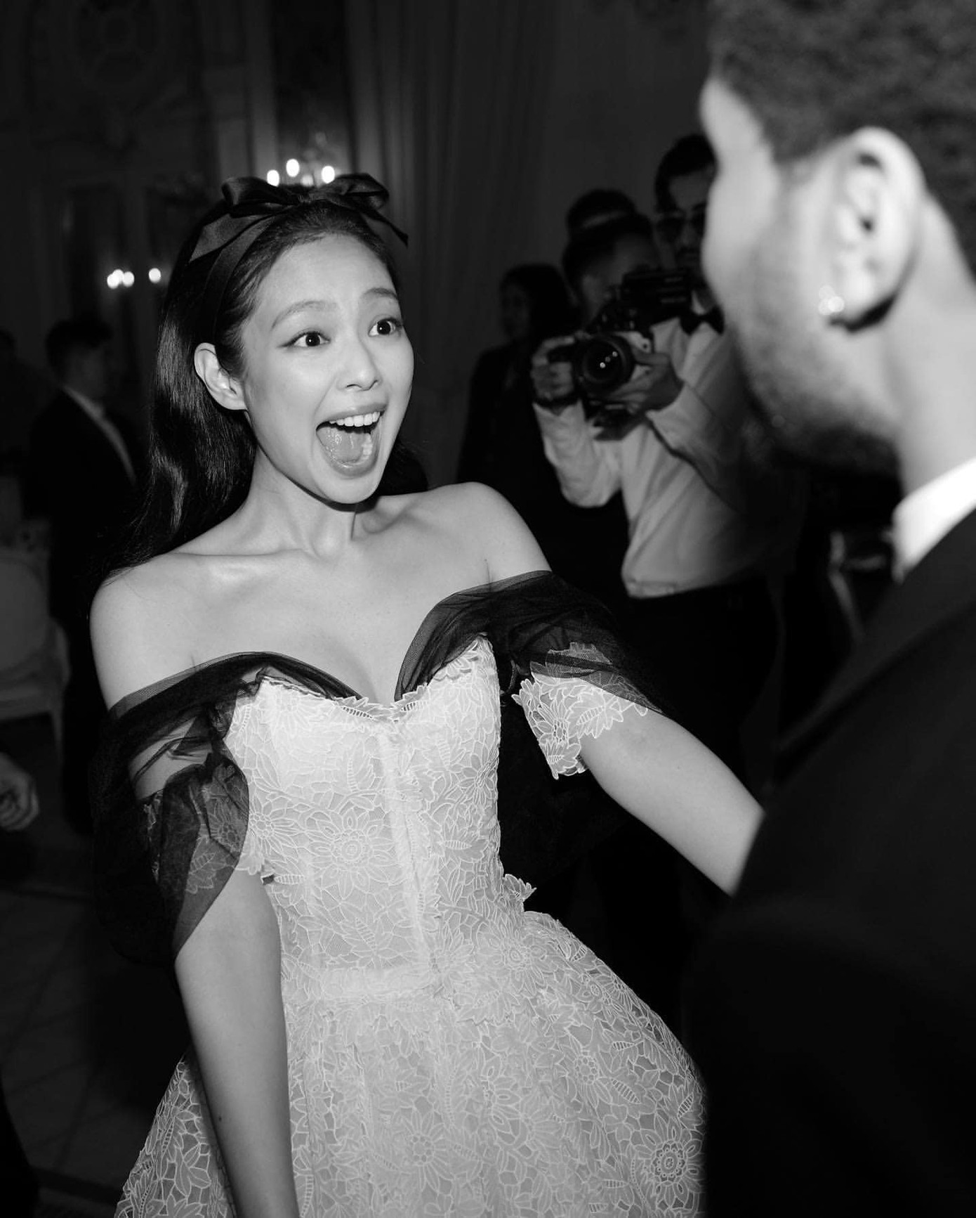 Thời gian qua, Jennie trở thành tâm điểm khi nhiếp ảnh gia người Pháp Amar Taoualit tung đoạn video cô nắm tay V (BTS) đi dạo lãng mạn bên cạnh sông Seine ở Paris. Đi cùng V và Jennie có sự xuất hiện của quản lý riêng, fan cũng bắt gặp và xin được chữ ký của thành viên BTS trong cùng ngày hôm đó. Cả hai công ty quản lý - HYBE và YG Entertainment - trả lời rằng họ không thể xác nhận do quyền riêng tư của các nghệ sĩ.