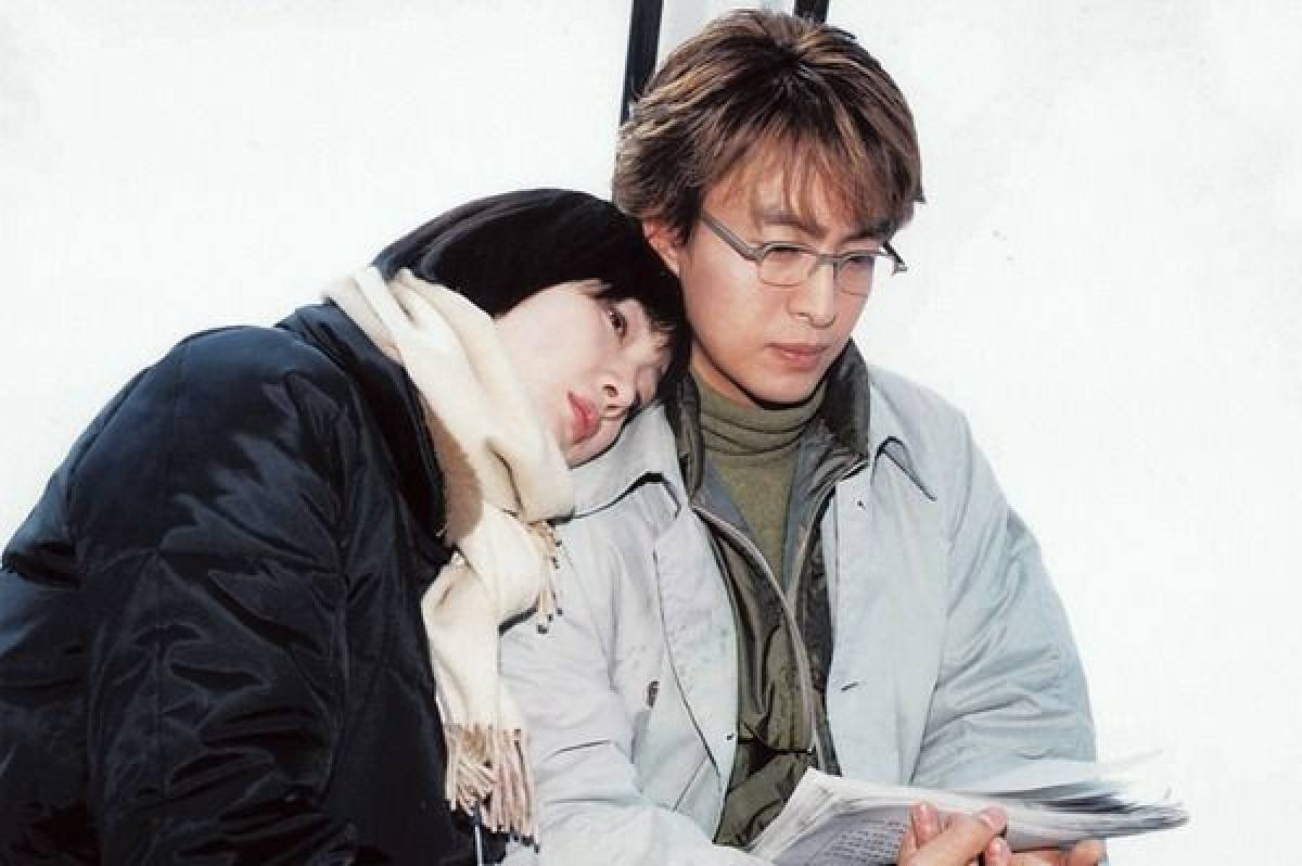 Khi nhắc đến làn sóng Hàn lưu không thể không ghi nhận sức ảnh hưởng của Bae Yong Joon. Bộ phim Mối tình đầu đã biến Bae thành nam thần điển trai của Hàn Quốc trong thập niên 1990, nhưng Bản tình ca mùa đông (2002) mới đưa anh trở thành biểu tượng trên toàn châu Á. Thành công rực rỡ của bộ phim tâm lý tình cảm đã khiến anh trở thành cái tên được yêu thích ở Nhật Bản, với biệt danh Yon-sama (Hoàng đế Yon - PV), góp phần thúc đẩy sự nổi tiếng, khuyến khích các du lịch đến với Hàn Quốc. Đây là hiện tượng người hâm mộ nước ngoài đến Hàn Quốc để tham quan các địa điểm quay K-drama. Các tour đến địa điểm quay Bản tình ca mùa đông vẫn được khai thác cho đến ngày nay. Hiện, Bae Yong Joon đã từ giã sự nghiệp diễn xuất, trở thành đại sứ toàn cầu cho văn hóa Hàn Quốc đồng thời là người sáng lập công ty quản lý hàng đầu KeyEast.