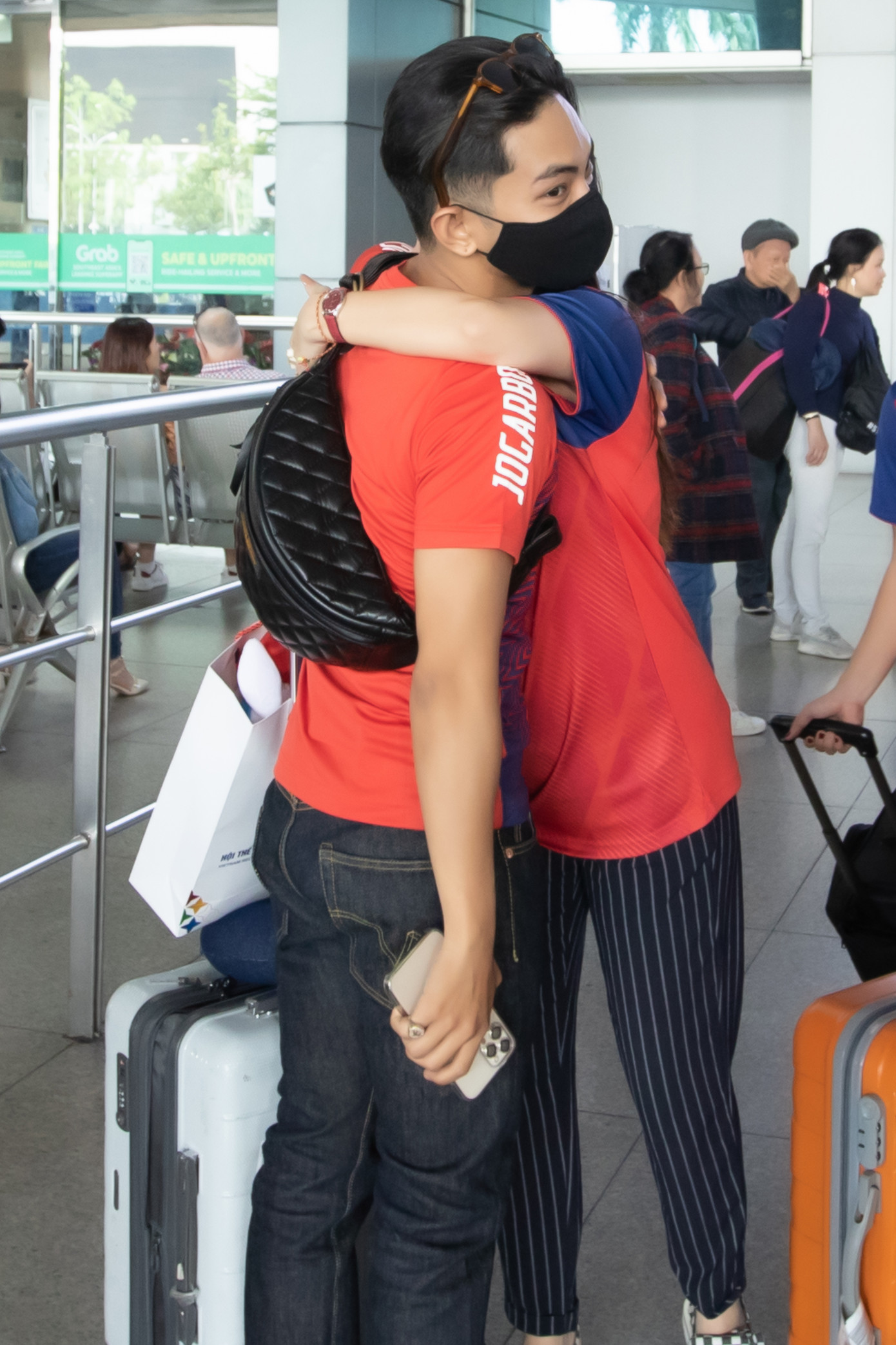 Phan Hiển có mặt đón vợ trở về. Nữ kiện tướng ôm chầm lấy chồng khi vừa thấy anh. Phan Hiển có mặt đón vợ trở về. Nữ kiện tướng ôm chầm lấy chồng khi vừa thấy anh.