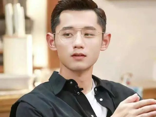 Nữ diễn viên Đặng Sa (áo đen) hỏi Cảnh Điềm về khoản nợ Trương Kế Khoa nợ cô. Ảnh: Sina.