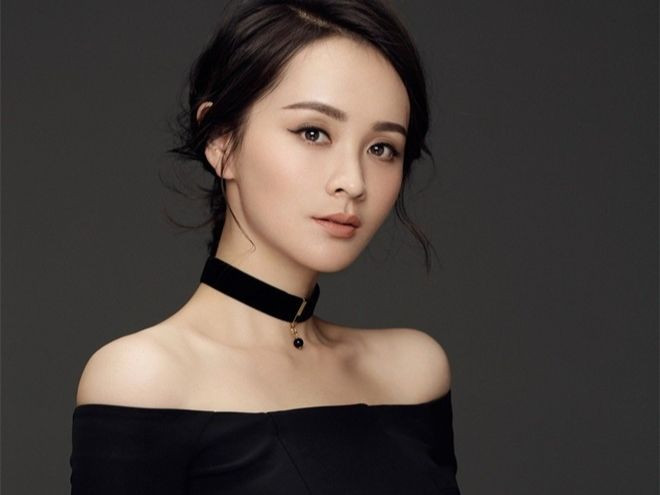 Nữ diễn viên Đặng Sa (áo đen) hỏi Cảnh Điềm về khoản nợ Trương Kế Khoa nợ cô. Ảnh: Sina.