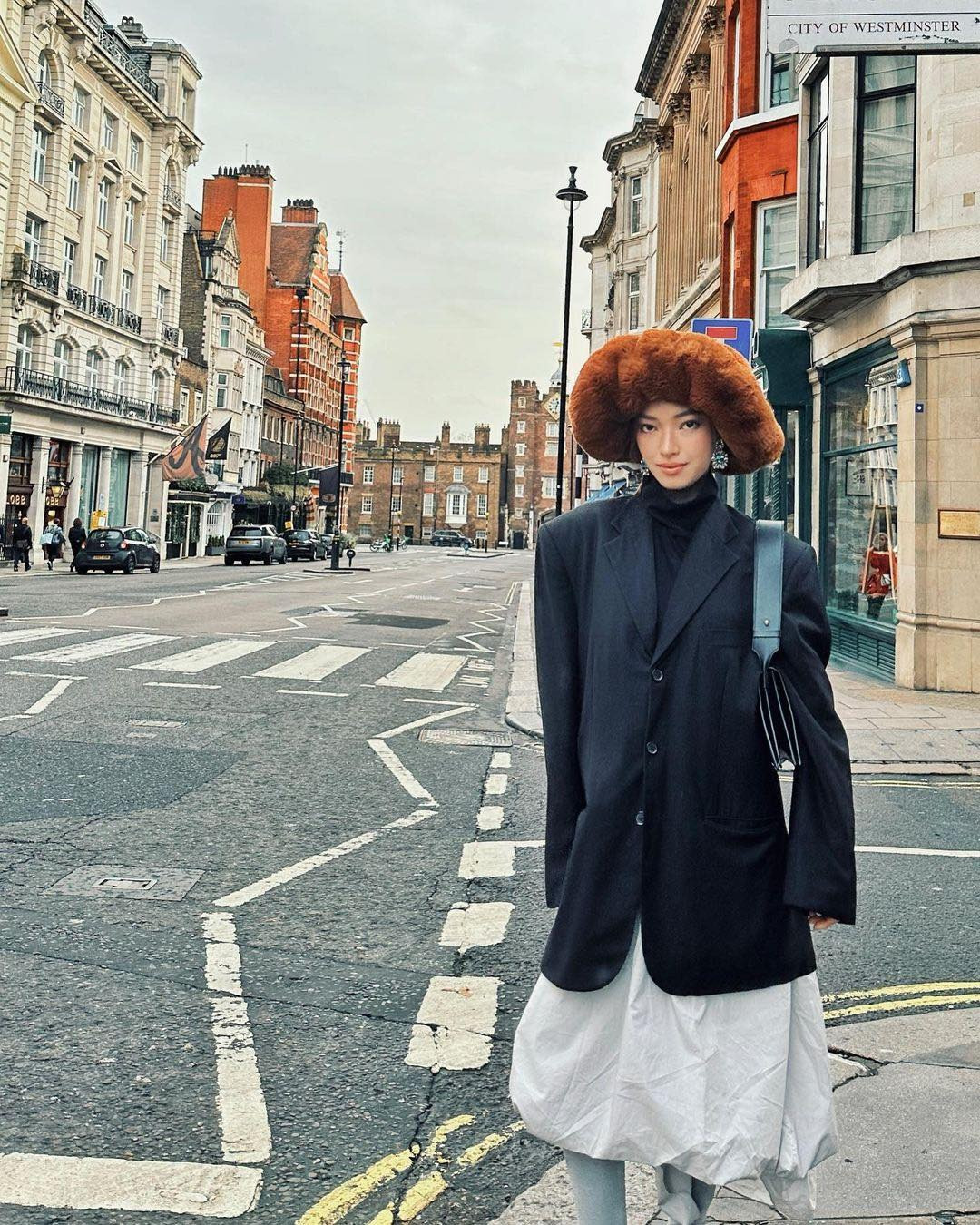 Châu Bùi có chuyến du lịch dài ngày tại châu Âu. Châu Bùi chia sẻ những chuyến du lịch cuối năm mang lại sự yên bình và cũng là thời gian để cô “sạc” pin, thỏa tâm hồn, làm mới bản thân chuẩn bị cho năm mới. Thời gian qua, cô và bạn trai Binz dành thời gian ngọt ngào bên nhau, cả hai tới Iceland, Thụy Sĩ, Hà Lan và đón năm mới tại Pháp.