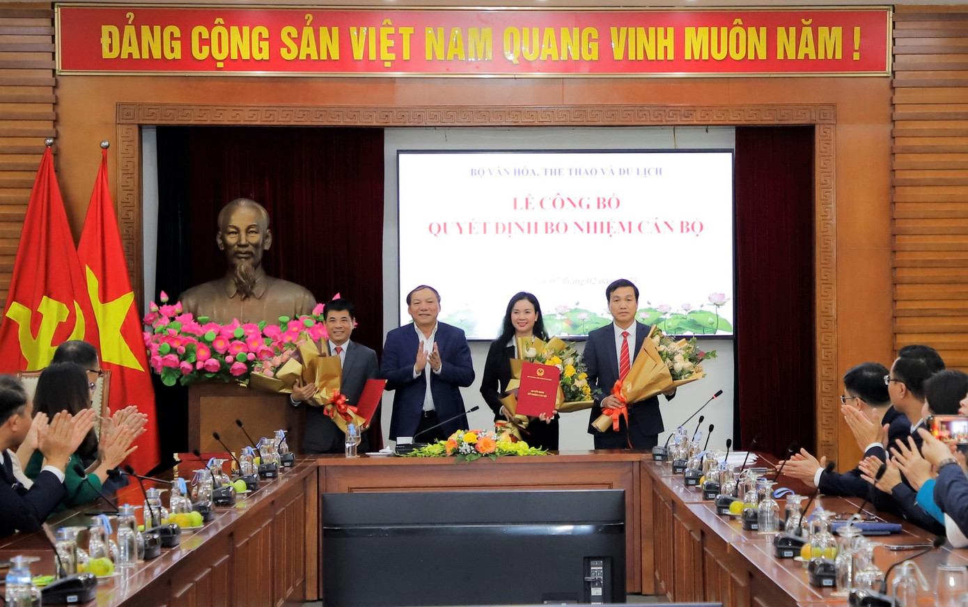 Bộ trưởng Nguyễn Văn Hùng trao quyết định và chúc mừng tân Vụ trưởng Vụ Pháp chế, Chánh Thanh tra Bộ và Vụ Tổ chức cán bộ