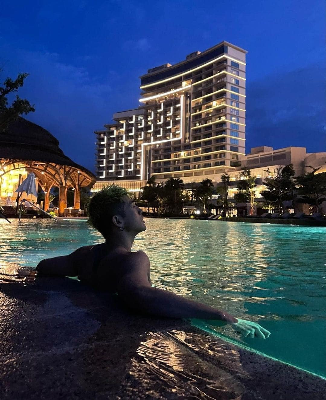 Ẩm thực và cảnh sắc là điều khiến các thành viên thích thú. Nhóm KARD thưởng thức cà phê, vải thiều và không thể thiếu món phở bò.