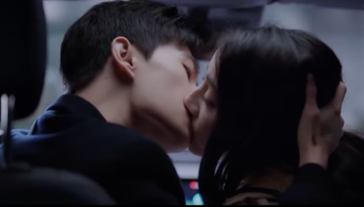 Cảnh phim chưa chỉnh sửa (trái) và hình Hồng Lượng bị đánh. Ảnh: Yahoo. Cảnh phim chưa chỉnh sửa (trái) và hình Hồng Lượng bị đánh. Ảnh: Yahoo.