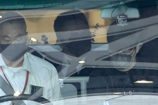 Chris (giữa) - chồng của Thái Thiên Phượng. Mẹ người mẫu đi cùng các cháu. Người thân, bạn bè đi bằng ôtô riêng và xe khách.