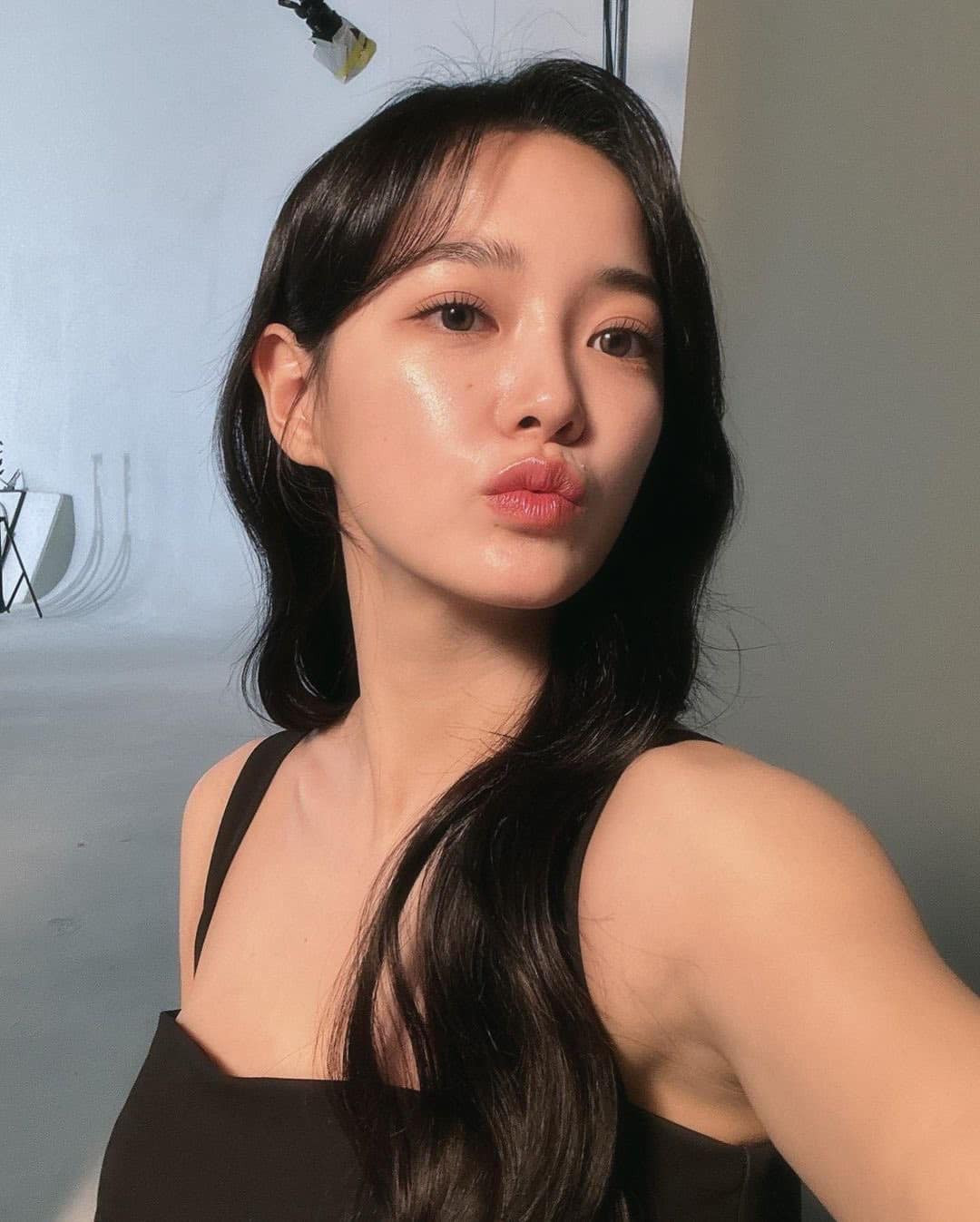 Sở hữu giọng hát hay nhưng không tìm được cơ hội tỏa sáng, cô lấn sân sang phim ảnh. Bộ phim thành công nhất của ngôi sao sinh năm 1996 cho đến nay là Hẹn hò chốn công sở (2022) đóng cùng Ahn Hyo Seop. Sở hữu giọng hát hay nhưng không tìm được cơ hội tỏa sáng, cô lấn sân sang phim ảnh. Bộ phim thành công nhất của ngôi sao sinh năm 1996 cho đến nay là Hẹn hò chốn công sở (2022) đóng cùng Ahn Hyo Seop.