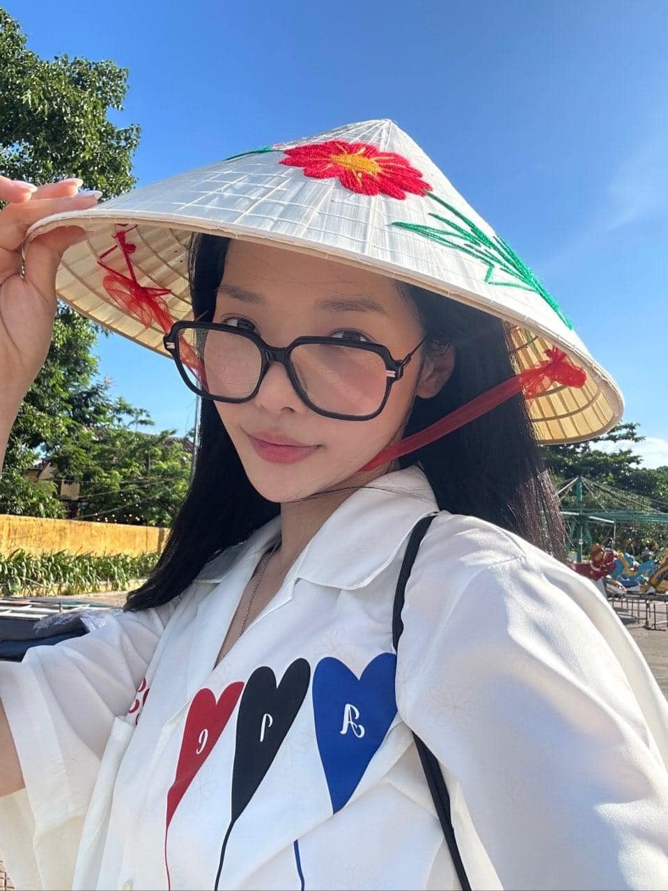 4 thành viên nhóm KARD gồm B.M, Jiwoo, J.Seph và Somin tận hưởng không khí tại Hội An, Đà Nẵng. Các nghệ sĩ đăng tải hình ảnh dạo phố phường, nghỉ dưỡng sau khi hoàn thành buổi biểu diễn ở lễ hội âm nhạc.