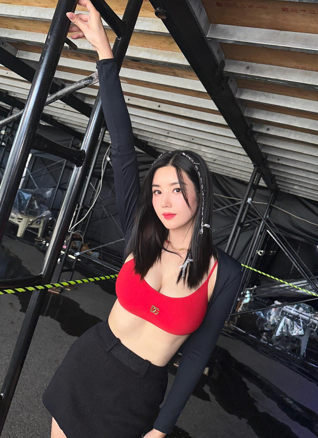 Với việc thường xuyên góp mặt trong các buổi nhạc hội nước Water Bomb, Kwon Eun Bi trở thành tâm điểm sau mỗi màn trình diễn nóng bỏng. Không chỉ có cơ hội thể hiện năng lực âm nhạc, cựu thành viên IZ*ONE còn mang đến gu thời trang gợi cảm, cá tính. Với việc thường xuyên góp mặt trong các buổi nhạc hội nước Water Bomb, Kwon Eun Bi trở thành tâm điểm sau mỗi màn trình diễn nóng bỏng. Không chỉ có cơ hội thể hiện năng lực âm nhạc, cựu thành viên IZ*ONE còn mang đến gu thời trang gợi cảm, cá tính.