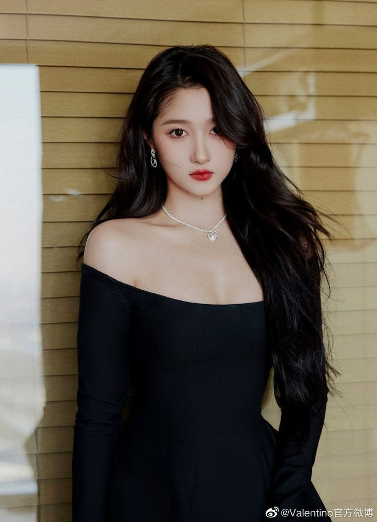 Được ưu ái gọi là "Em gái quốc dân" ở Trung Quốc, Quan Hiểu Đồng có 34,5 triệu người theo dõi trên Weibo và được đánh giá là một trong bốn nữ diễn viên nổi bật nhất sinh sau năm 1990. Năm 2017, Forbes Trung Quốc đã liệt kê cô vào danh sách Forbes 30 Under 30 châu Á. Ảnh: Weibo. Được ưu ái gọi là "Em gái quốc dân" ở Trung Quốc, Quan Hiểu Đồng có 34,5 triệu người theo dõi trên Weibo và được đánh giá là một trong bốn nữ diễn viên nổi bật nhất sinh sau năm 1990. Năm 2017, Forbes Trung Quốc đã liệt kê cô vào danh sách Forbes 30 Under 30 châu Á. Ảnh: Weibo.