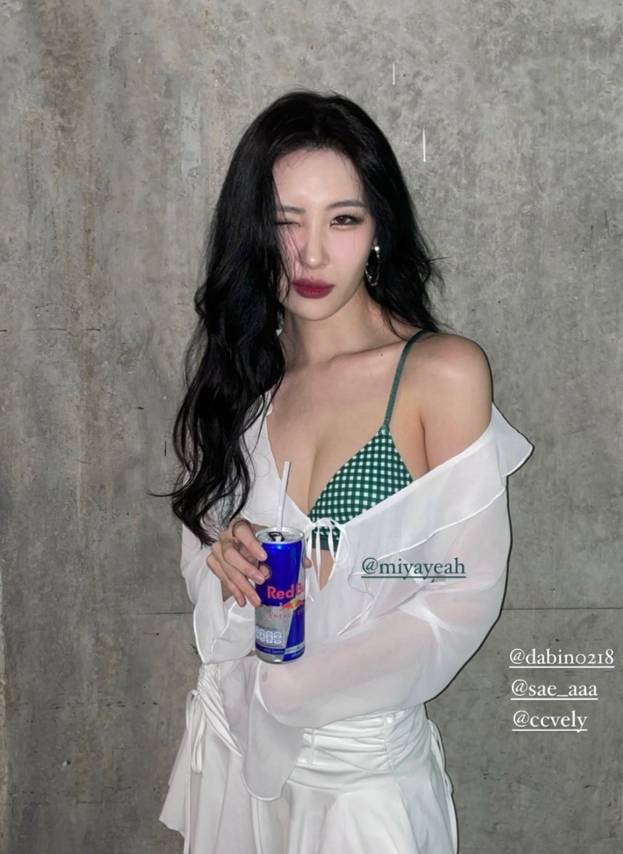 Những hình ảnh trước giờ lên diễn được chủ nhân bản hit Gashina đăng tải lên trang cá nhân. Cô được nhiều khán giả gọi là "nữ thần Waterbomb" khi có nhiều sân khấu nóng bỏng. Những hình ảnh trước giờ lên diễn được chủ nhân bản hit Gashina đăng tải lên trang cá nhân. Cô được nhiều khán giả gọi là "nữ thần Waterbomb" khi có nhiều sân khấu nóng bỏng.