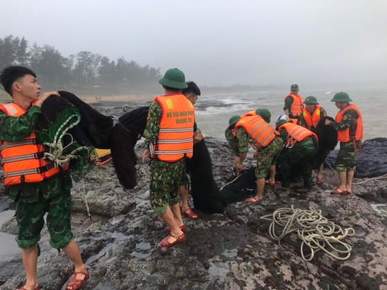 Lực lượng biên phòng hỗ trợ tàu gặp nạn