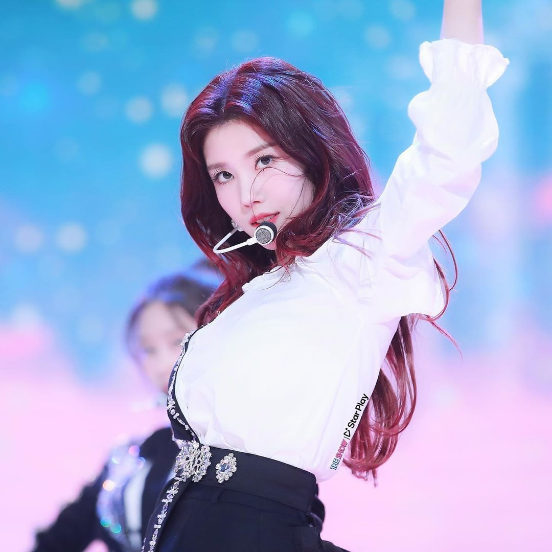 Trong khoảng thời gian 2 năm, Eun Bi cùng IZ*ONE hoạt động mạnh mẽ, có nhiều ca khúc nổi tiếng như La Vie en Rose, Violeta, Fiesta, Secret Story of the Swan… Nhóm trở thành một trong những nhóm nhạc nữ hàng đầu tại Hàn Quốc trong thời gian hoạt động. Ảnh: Twitter.