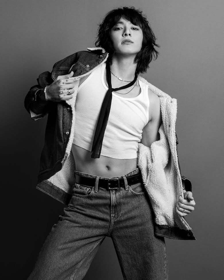 Với vai trò là đại sứ thương hiệu, Jungkook (BTS) cùng Jennie (BlackPink) khiến người hâm mộ “đứng ngồi không yên” khi tham gia chiến dịch Mùa thu năm 2023 của Calvin Klein. Bên cạnh hai ngôi sao đình đám Kpop là sự góp mặt của Alexa Demie và Kid Cudi và Kendall Jenner. Chiến dịch với mục tiêu thu hút sự tự tin, sự vui tươi và gợi cảm, bộ ảnh xen kẽ tông đen trắng nghệ thuật làm nổi bật hình thể của các ngôi sao. Với vai trò là đại sứ thương hiệu, Jungkook (BTS) cùng Jennie (BlackPink) khiến người hâm mộ “đứng ngồi không yên” khi tham gia chiến dịch Mùa thu năm 2023 của Calvin Klein. Bên cạnh hai ngôi sao đình đám Kpop là sự góp mặt của Alexa Demie và Kid Cudi và Kendall Jenner. Chiến dịch với mục tiêu thu hút sự tự tin, sự vui tươi và gợi cảm, bộ ảnh xen kẽ tông đen trắng nghệ thuật làm nổi bật hình thể của các ngôi sao.