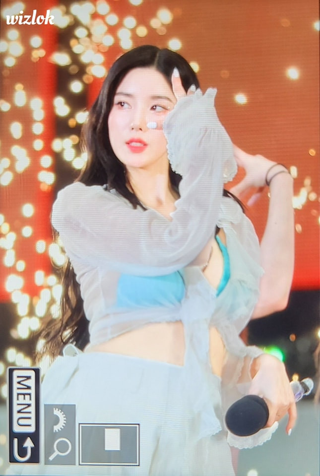 Tập phát sóng ngày 8/8 chương trình Lee Eun Ji's Gayo Plaza, DJ Lee Eun Ji nhận xét sức nóng của Kwon Eun Bi đang chiếm lĩnh mùa hè 2023: “Bạn nghĩ thế nào về danh hiệu ‘nữ hoàng mùa hè?’”. Nữ ca sĩ đáp lại: “Tôi thực sự hạnh phúc trong những ngày này. Tôi cảm thấy mùa hè và mình hợp nhau”. Kwon Eun Bi cho biết cô thích mùa đông nhưng giờ đây đã đổi ý. Cô dự định lấy chứng chỉ lặn biển trong thời gian tới. Tập phát sóng ngày 8/8 chương trình Lee Eun Ji's Gayo Plaza, DJ Lee Eun Ji nhận xét sức nóng của Kwon Eun Bi đang chiếm lĩnh mùa hè 2023: “Bạn nghĩ thế nào về danh hiệu ‘nữ hoàng mùa hè?’”. Nữ ca sĩ đáp lại: “Tôi thực sự hạnh phúc trong những ngày này. Tôi cảm thấy mùa hè và mình hợp nhau”. Kwon Eun Bi cho biết cô thích mùa đông nhưng giờ đây đã đổi ý. Cô dự định lấy chứng chỉ lặn biển trong thời gian tới.